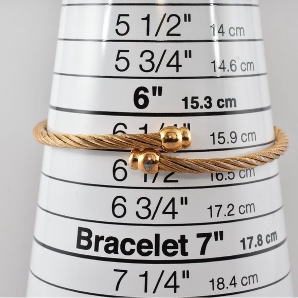 Gucci Women's Gold Watch with Mother of Pearl Dial - Picture 8 of 8